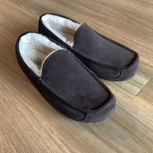 Ugg slippers *NEVER WORN*